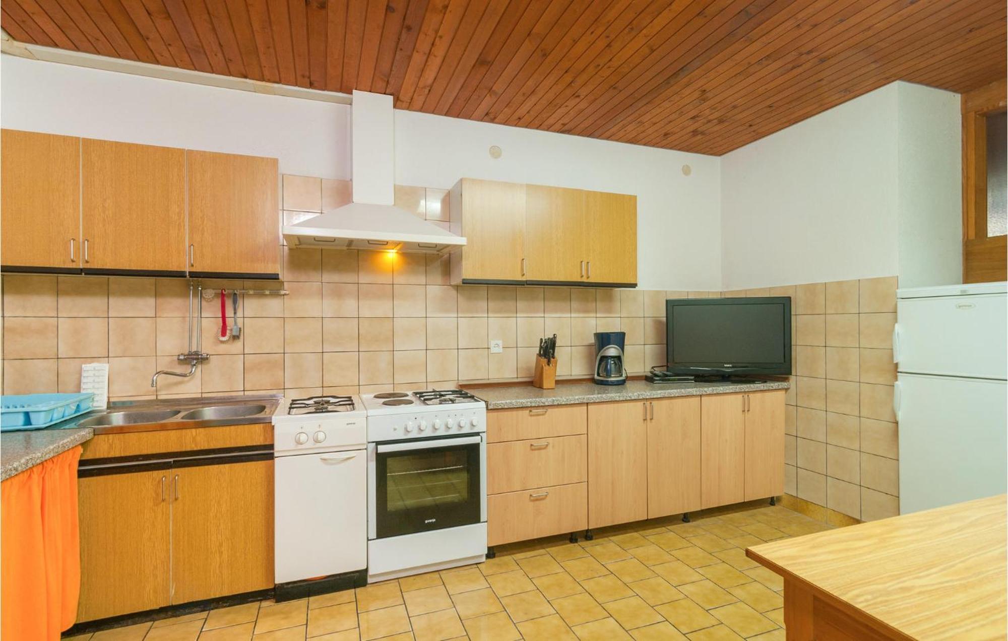 1 Bedroom Nice Apartment In Splitska Exterior photo